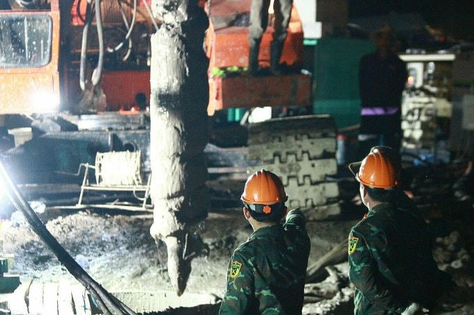 Lực lượng công binh tham gia giải cứu ở hiện trường, rạng sáng 4/1. Ảnh: Hoàng Nam. Nguồn: Vnexpress.