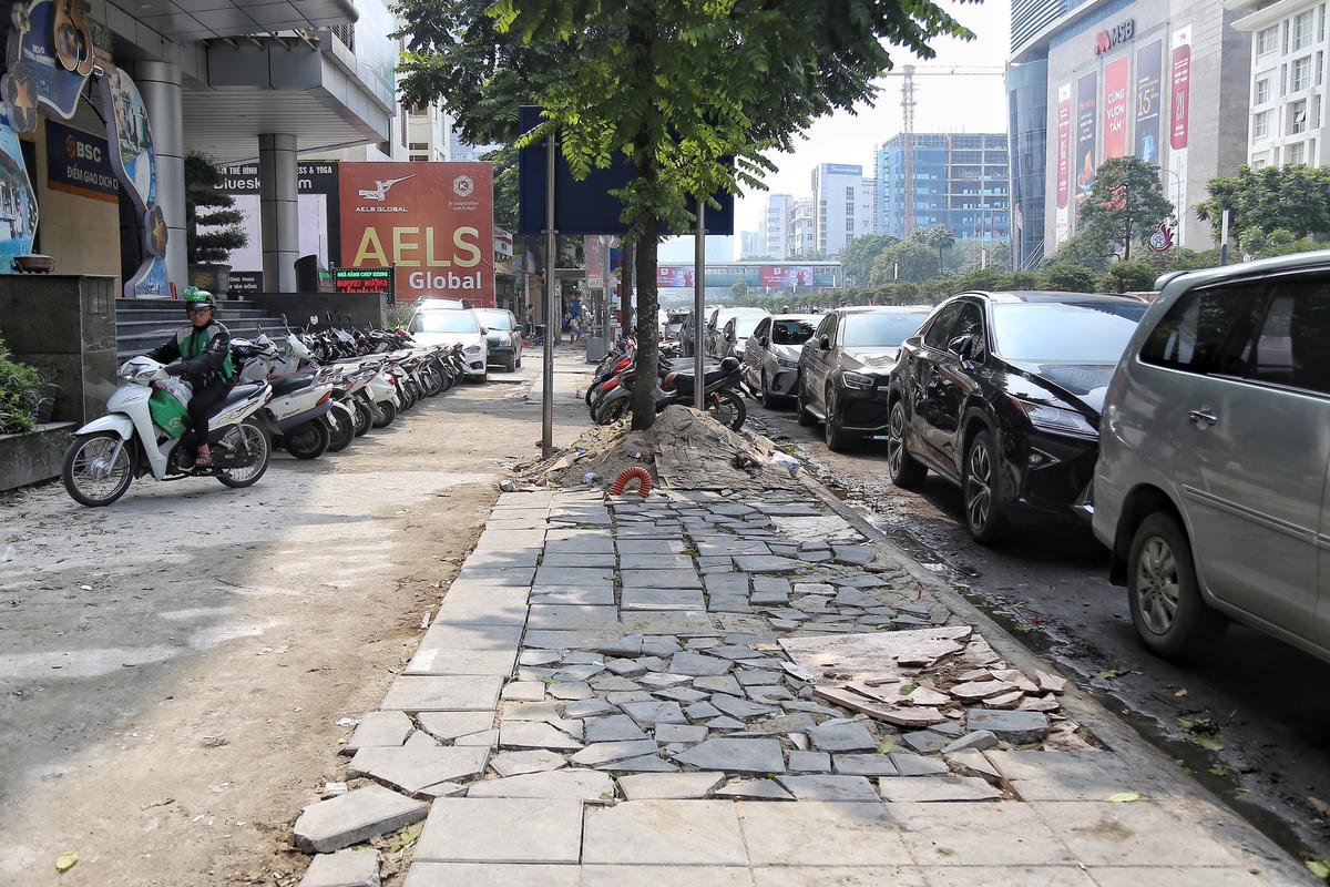 [ẢNH] Hà Nội: Đá vỉa hè với độ bền 70 năm đang nứt, vỡ nhanh chóng