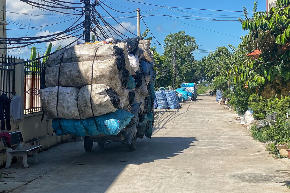 Những chiếc xe chở phế liệu chất cao vun vút tiềm ẩn nhiêu nguy cơ mất an toàn giao thông.