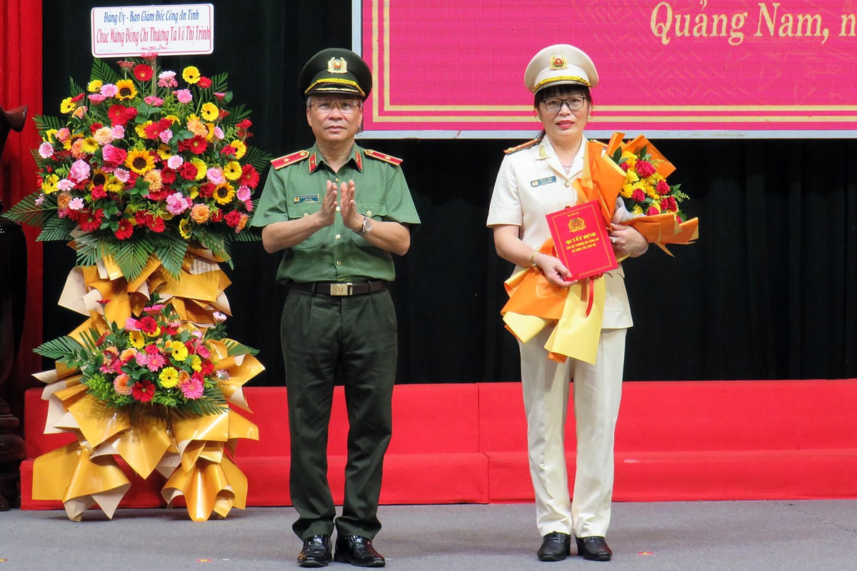 Thượng tá Võ Thị Trinh (bên phải) được bổ nhiệm làm PGĐ Công an tỉnh Quảng Nam.