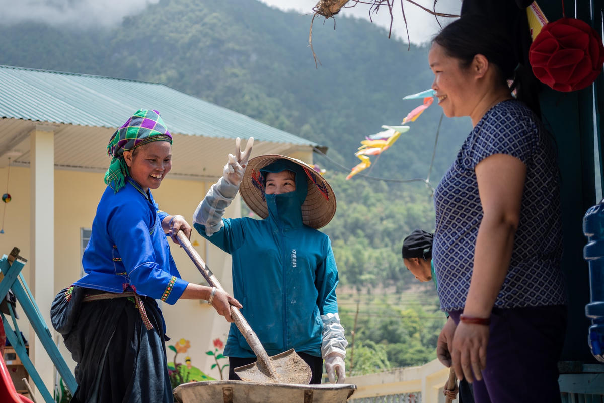 Thời điểm này đã là 11h trưa, nhưng các cô vẫn giữ thái độ tích cực, động viên nhau cùng hoàn thành công việc.
