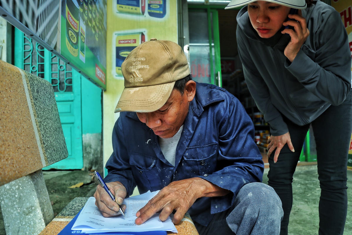 Người dân đồng thuận ký vào biên bản kiểm đếm diện tích phải thu hồi.