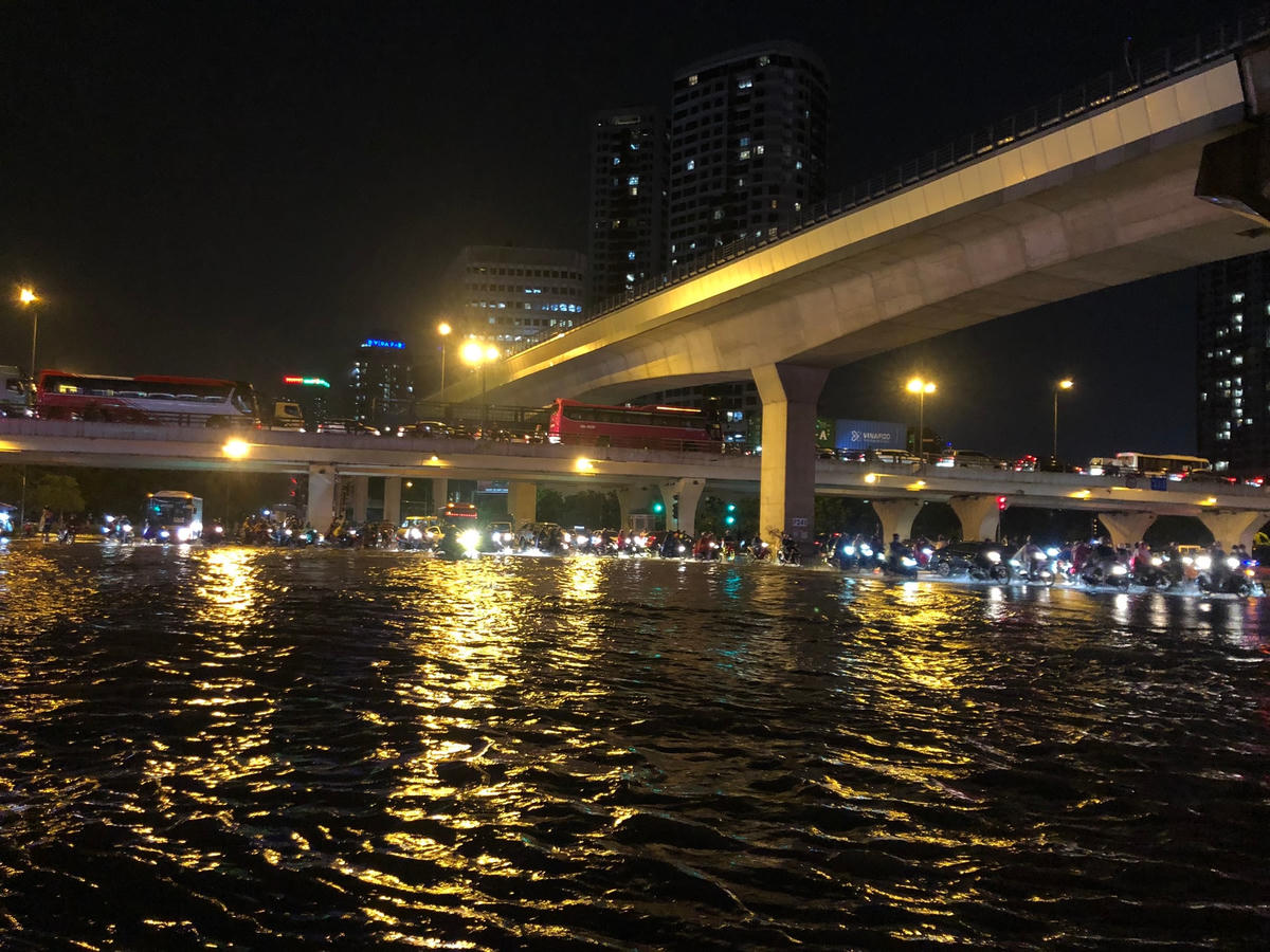 Ngã tư cầu vượt Mai Dịch mênh mông... như một dòng sông.