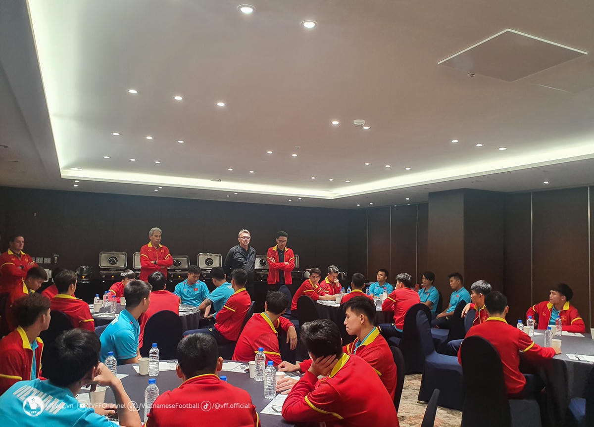 HLV Philippe Troussier phổ biến kế hoạch hoạt động của đội tuyển tại Suwon trước bữa ăn nhẹ. Ảnh: VFF.
