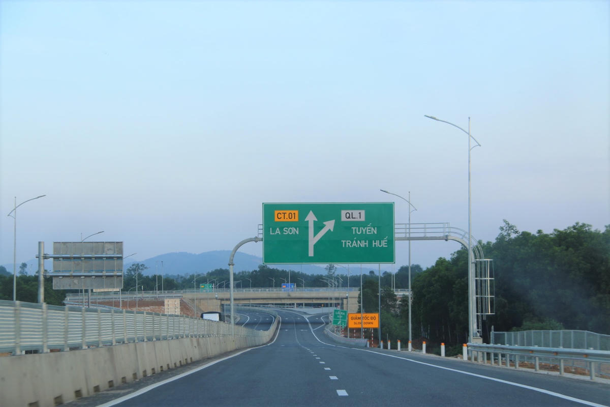 Nhộn nhịp trên tuyến cao tốc Cam Lộ - La Sơn sau hơn 1 tháng đưa vào khai thác