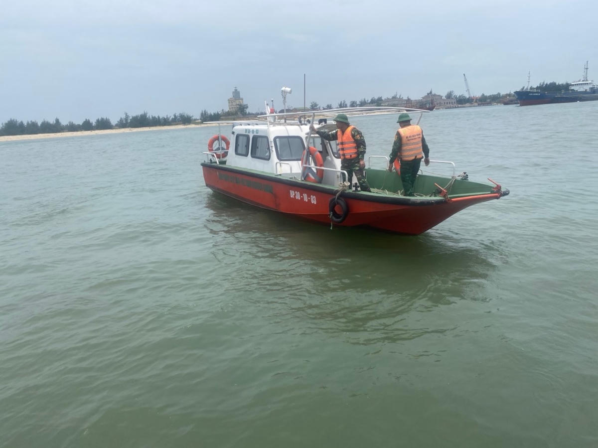 Lực lượng chức năng tổ chức tìm kiếm người gặp nạn.