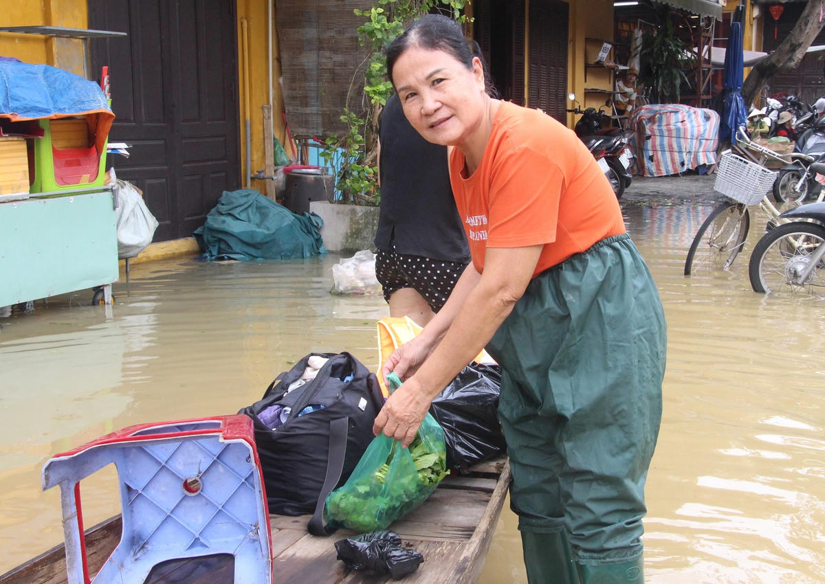 Bà Trần Thị Tiệp nói về đường ngập nước sâu.
