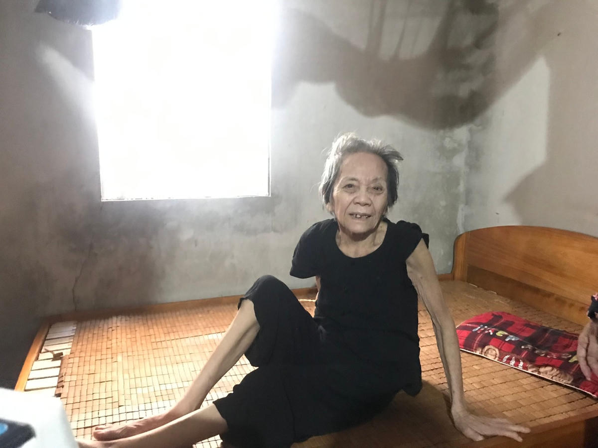 Mẹ ông Khánh là bà Trần Thị Nghi cũng nằm một chỗ nhiều năm.