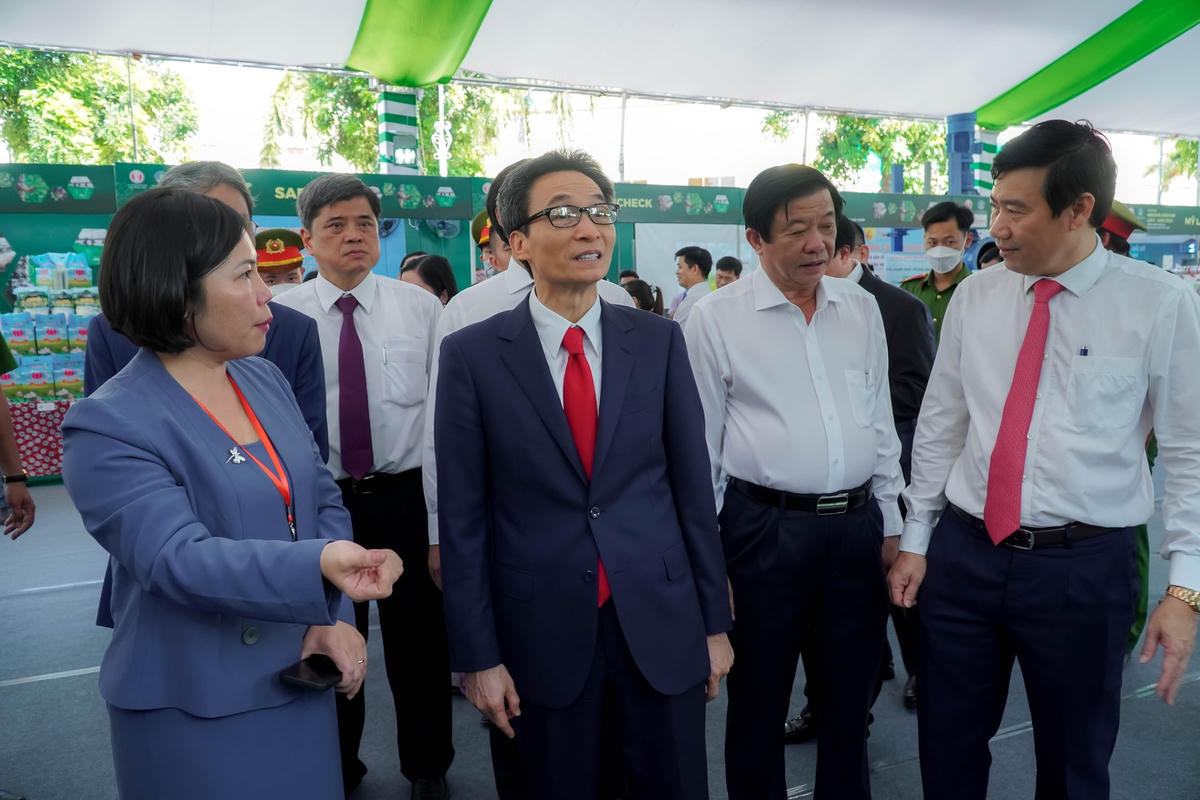 Đại diện doanh nghiệp giới thiệu sản phẩm của đơn vị mình với Phó Thủ tướng Vũ Đức Đam và đoàn đại biểu ghé thăm gian hàng.