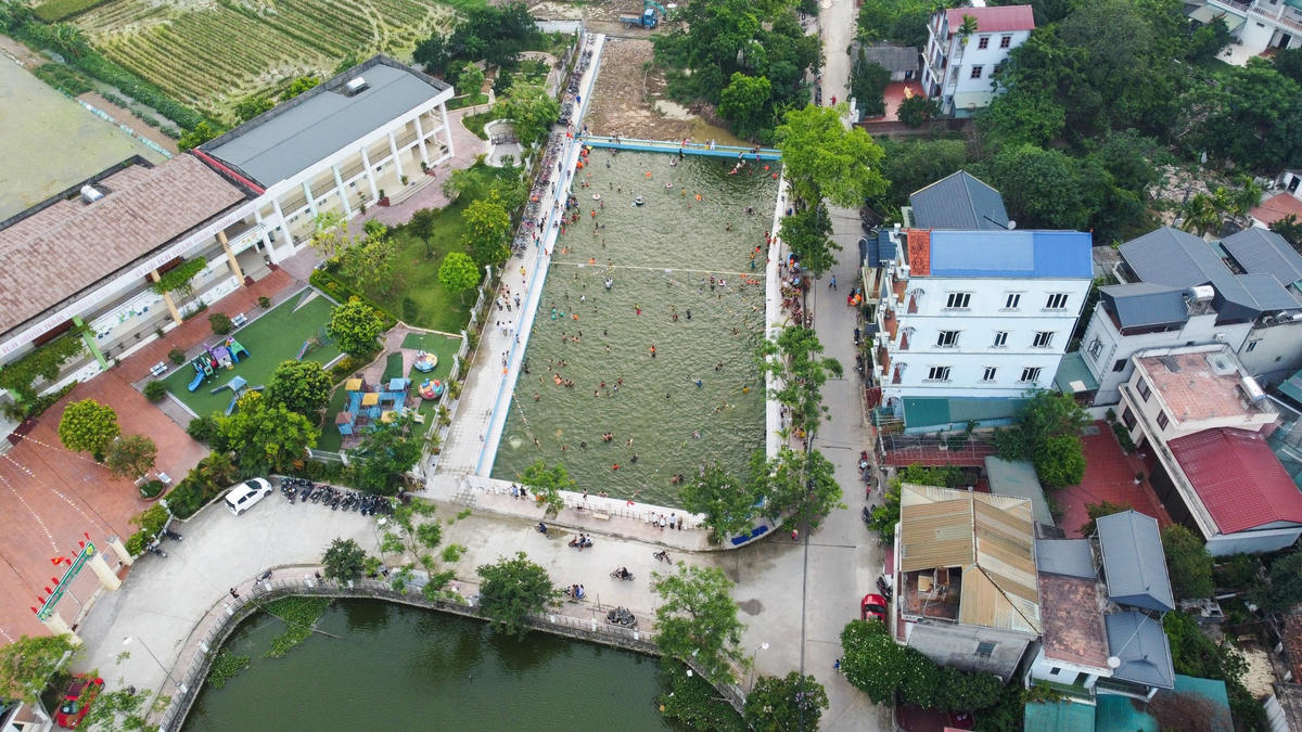Dự kiến đến cuối năm 2023 bể bơi sẽ lát gạch toàn bộ phần đáy và xây dựng thêm nhà để xe, bãi cát vui chơi cho trẻ em, nhà vệ sinh, phòng thay đồ, tủ đựng đồ.