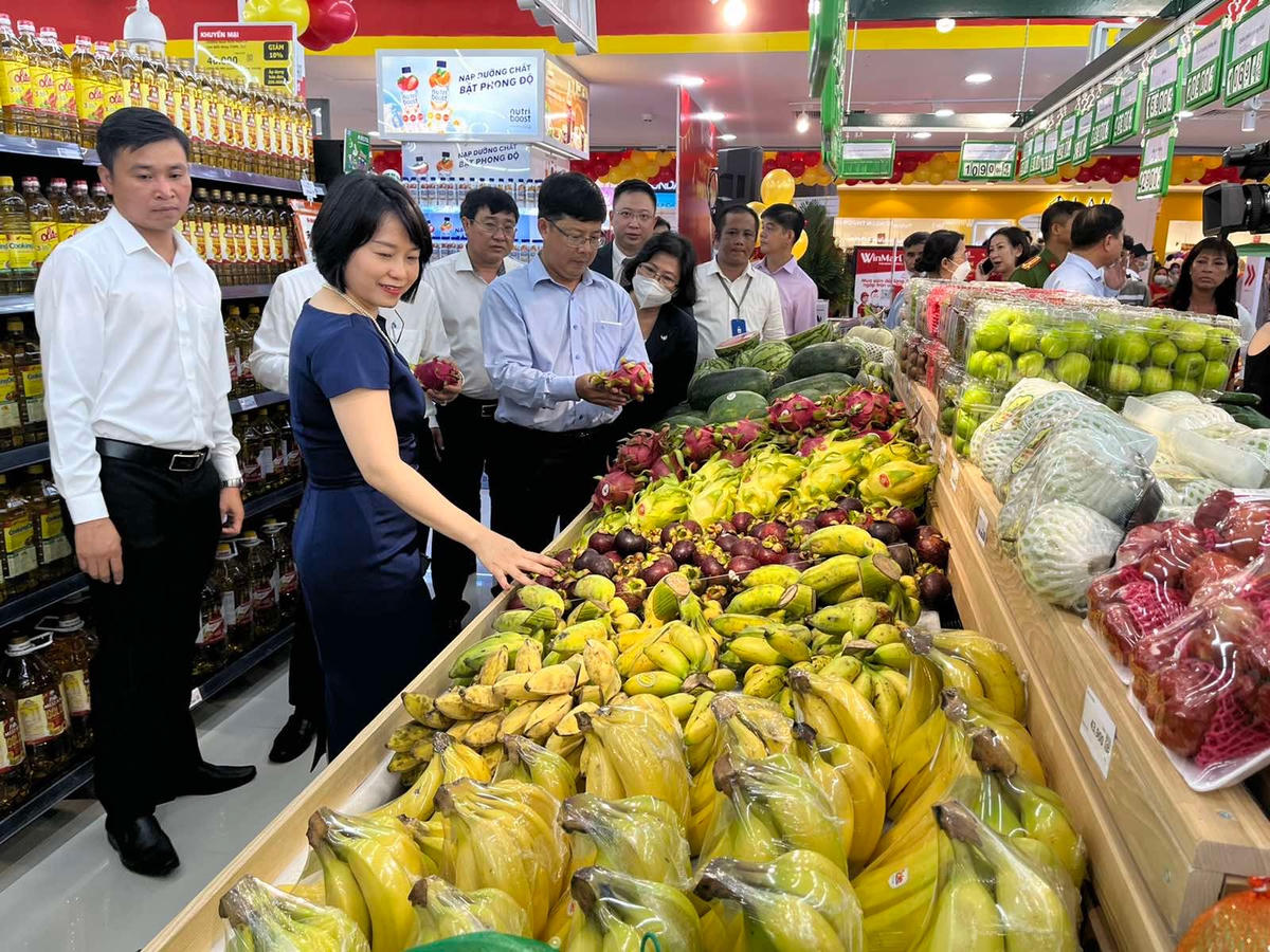 Bà Nguyễn Thị Phương - Phó TGĐ Thường trực WCM cùng các lãnh đạo tỉnh Tiền Giang tham quan gian hàng tại WinMart Hùng Vương 2.