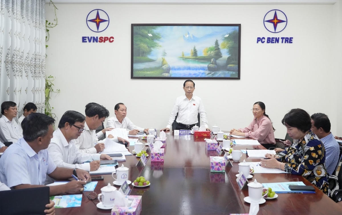 Ông Nguyễn Trúc Sơn -Trưởng đoàn ĐBQH tỉnh Bến Tre làm việc tại Công ty Điện lực Bến Tre.