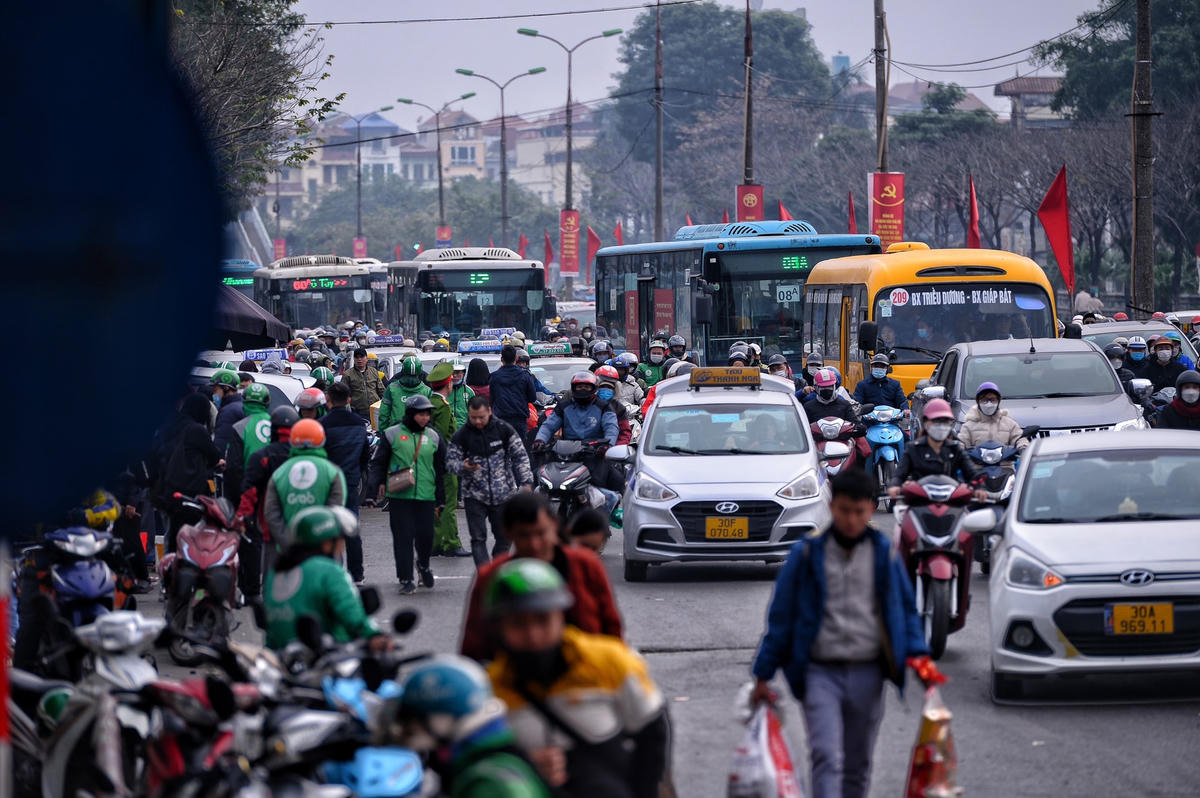 Xe máy, ô tô, xe khách chen nhau di chuyển.