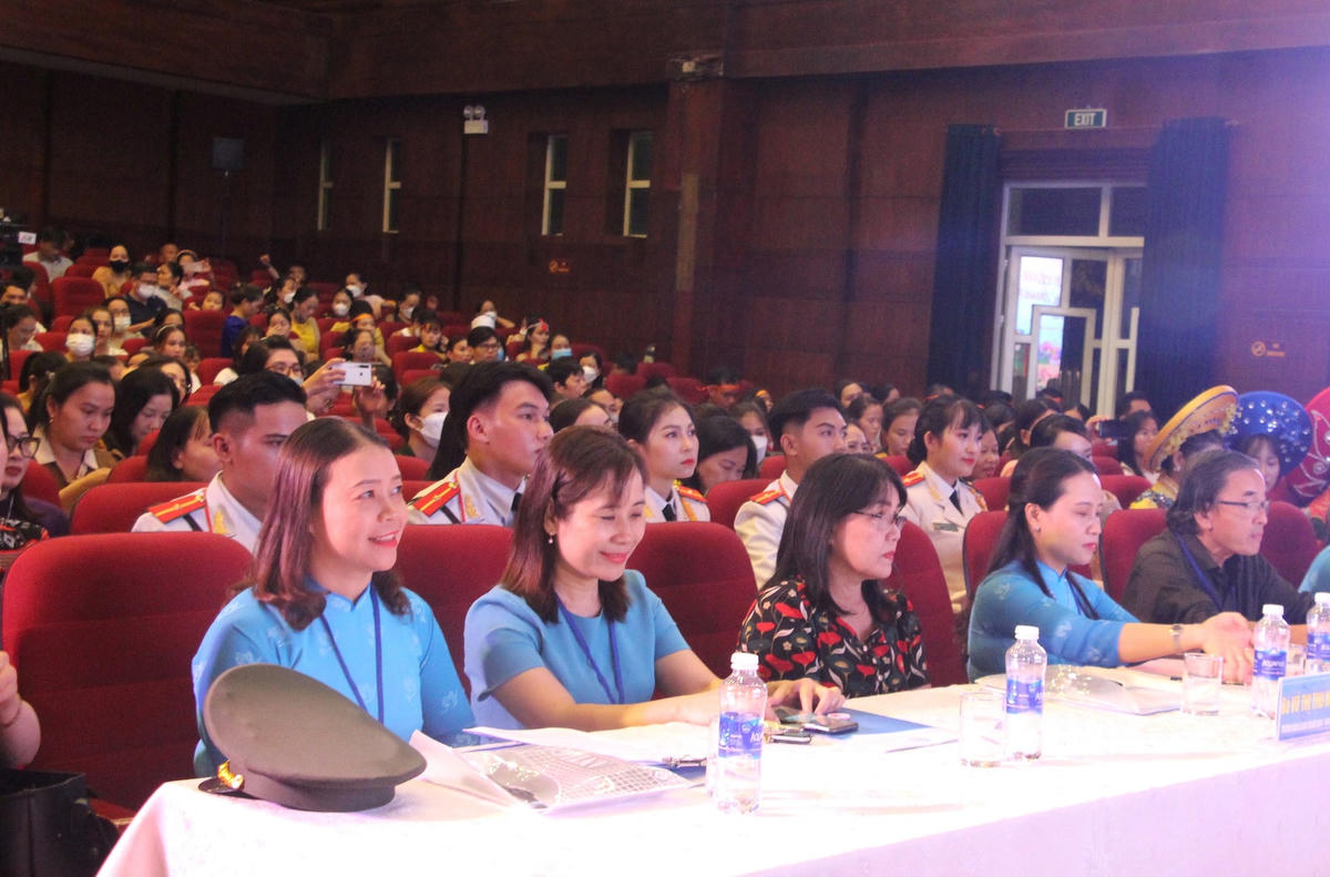Các đại biểu tham dự Liên hoan hoan hát ru, hát dân ca lần thứ III.