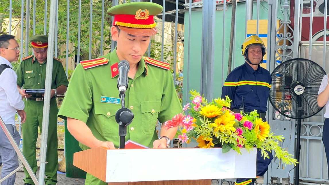 Thiếu tá Lê Tấn Châu phát biểu tại buổi diễn tập phương án PCCC&CNCH.