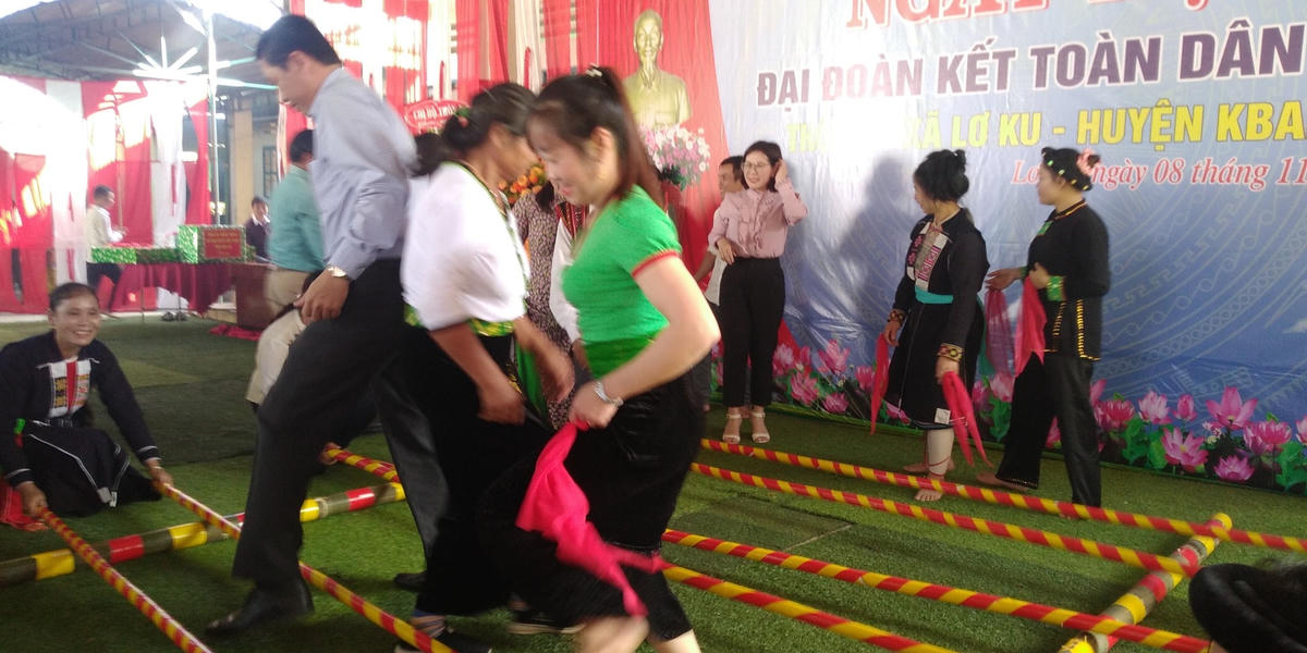Nhân dân xã Lơ Ku, huyện Kbang, tham gia các trò chơi trong Ngày hội Đại đoàn kết.