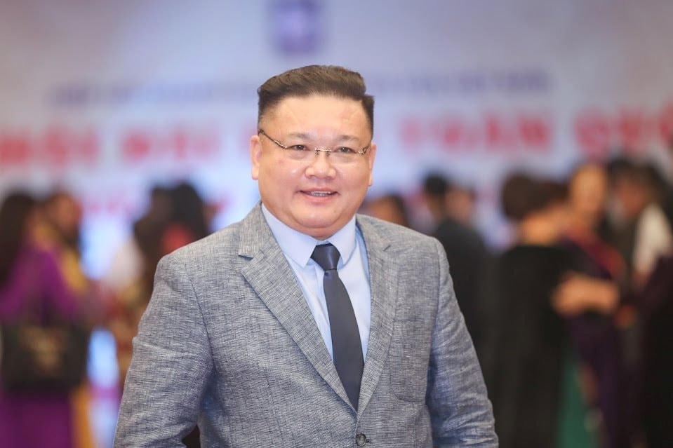 anh-bai-ben-phai-tr-7.jpg