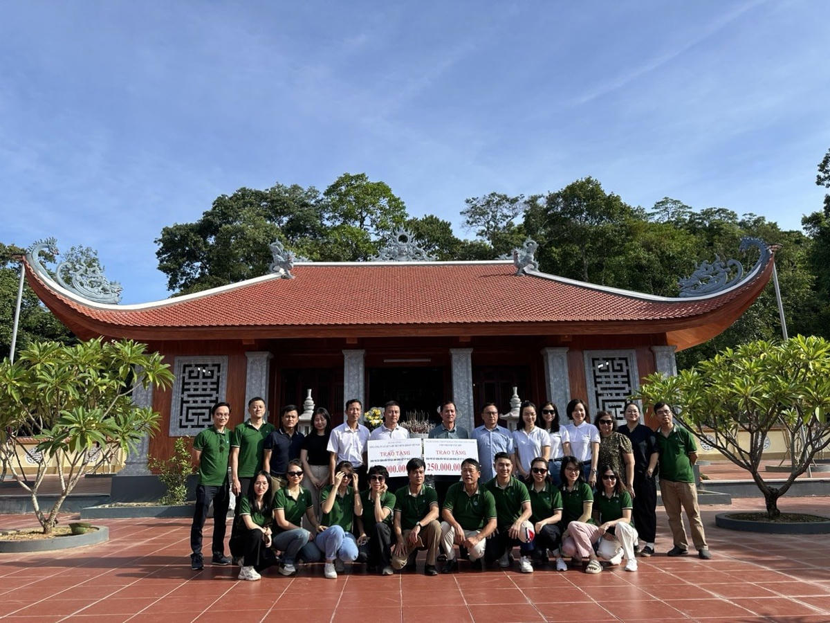 Đoàn công tác của VSD và Vietcombank - Chi nhánh Tây Hồ đến dâng hương và trao tài trợ cho dự án Đền thờ anh hùng liệt sĩ hồ Kẻ Gỗ tại lễ phát động giai đoạn II của dự án.
