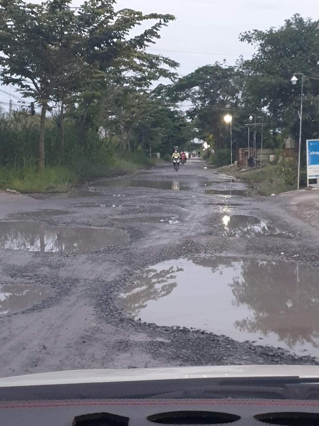 Đường hư khiến người điều khiển phương tiện gặp rất nhiều khó khăn khi qua lại, nhất là khi tối trời.