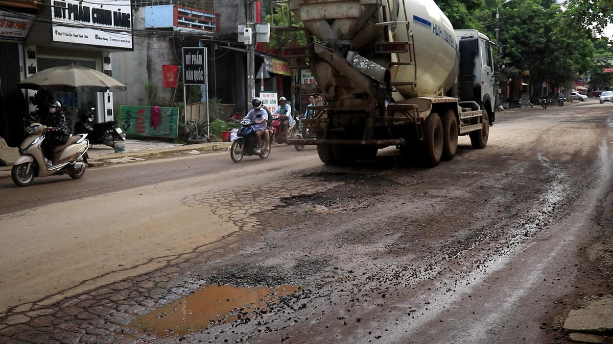 Mỗi ngày trôi qua, tuyến đường khốn khổ này đang phải oằn mình gánh hàng chục lượt xe container, xe bồn liên tục qua lại...