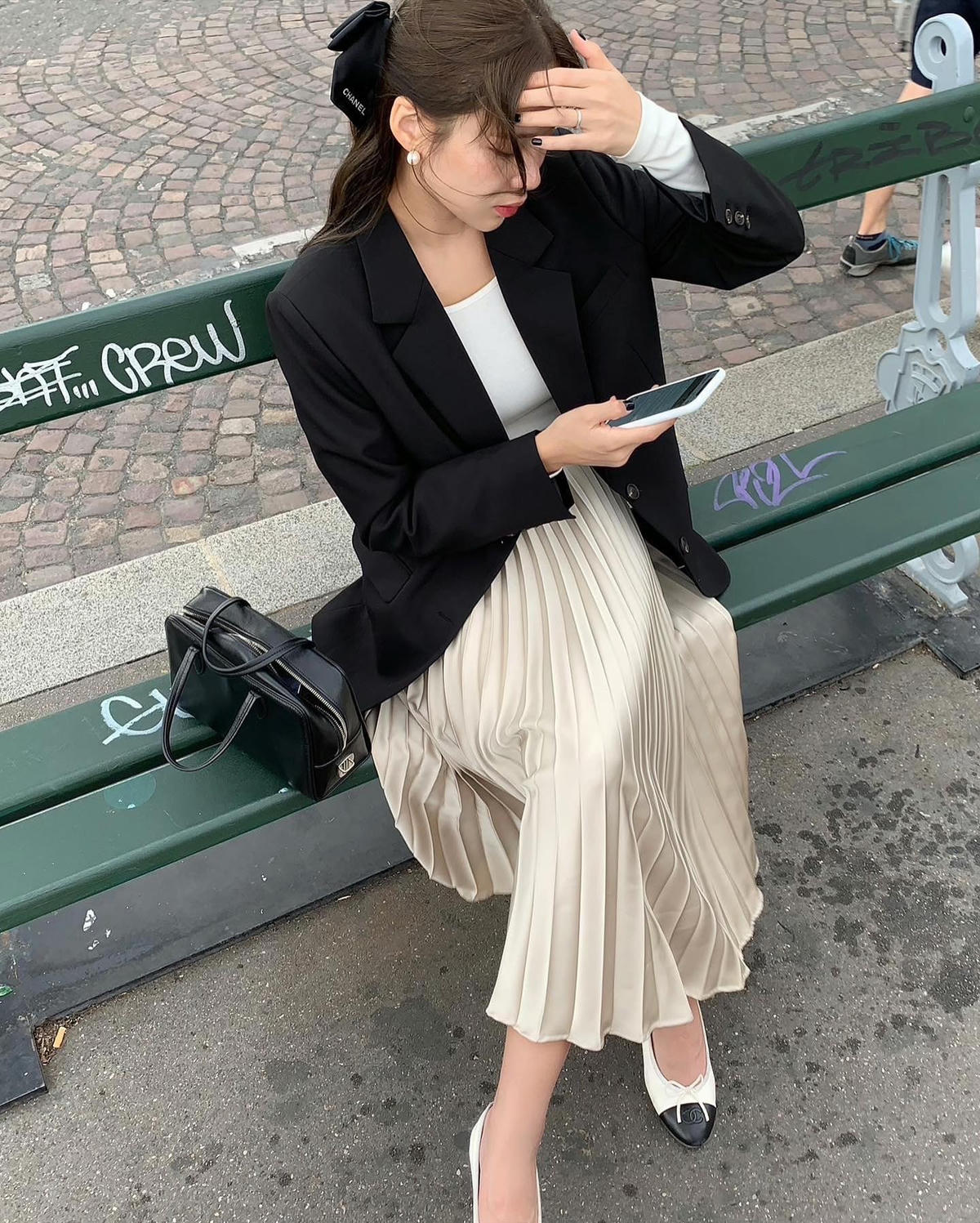 Thời trang kết hợp chân váy xếp ly với nhiều phong cách nữ tính