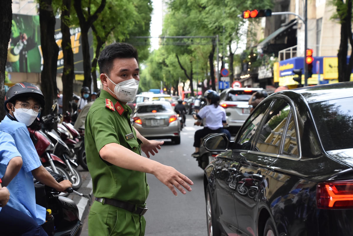 Lực lượng chức năng cũng có mặt để điều tiết giao thông.