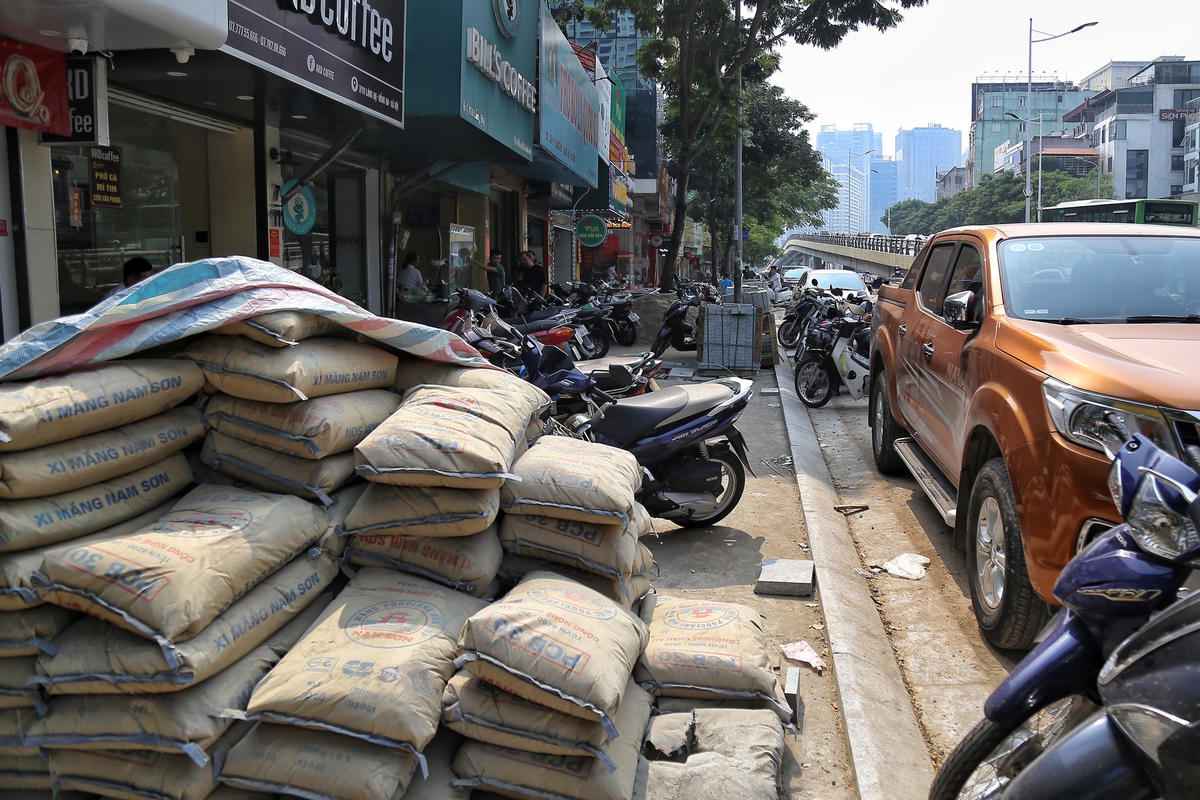 Tương tự, tại tuyến phố Láng Hạ (Ba Đình), vỉa hè đang được đào lên và lát lại. 