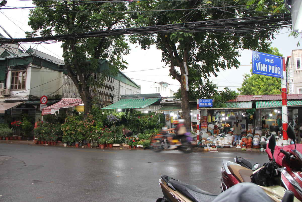 Không những bày bán cây cảnh, đồ gốm lấn chiếm hết vỉa hè mà các tiểu thương còn bày bán chắn trước cổng trường Tiểu học Hoàng Hoa Thám.