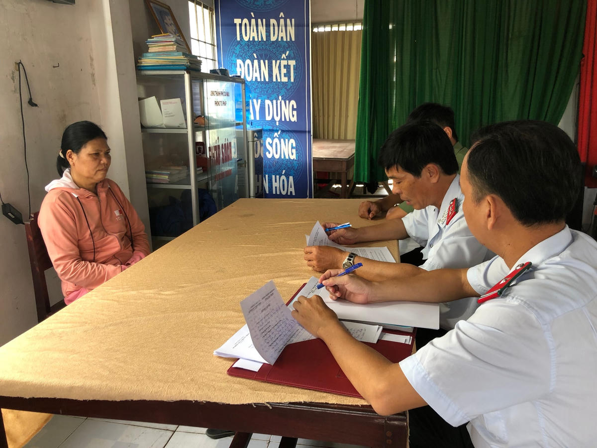 Đại diện Thanh tra Sở Thông tin và Truyền thông Cà Mau làm việc với bà Nguyễn Thị The.