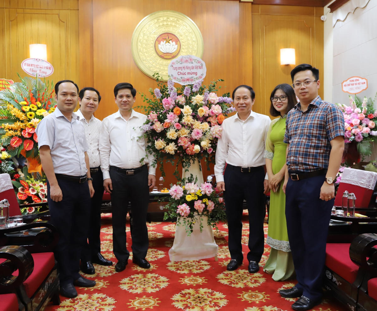 Trung ương Hội Nông dân Việt Nam tặng hoa chúc mừng UBTƯ MTTQ Việt Nam nhân kỷ niệm 92 năm Ngày Truyền thống MTTQ Việt Nam.