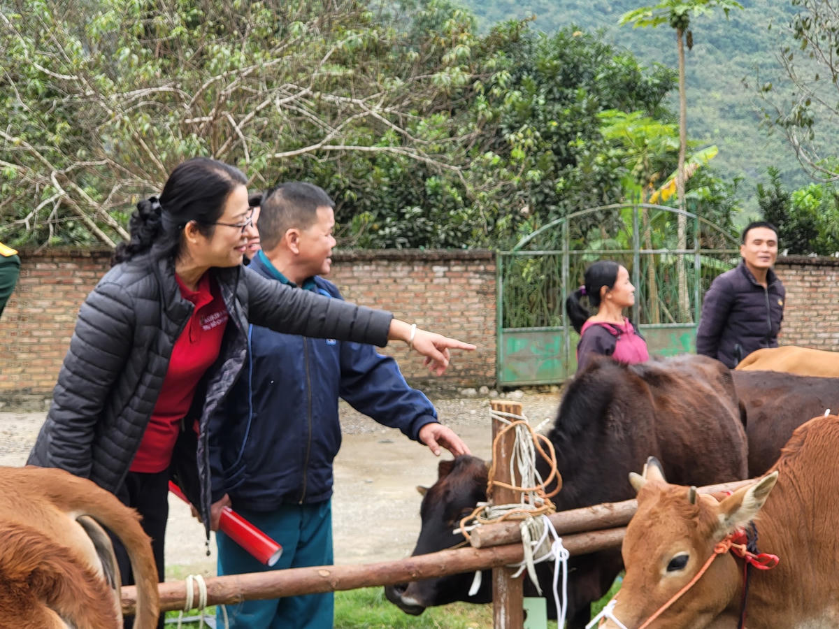 ‘Hành trình biên cương xanh’ trao quà cho các hộ nghèo tại huyện Hà Quảng, Cao Bằng