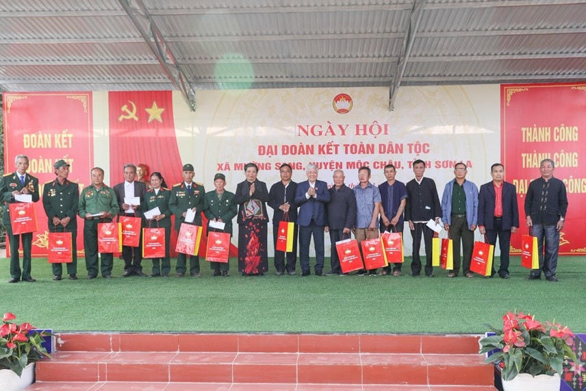 Bí thư Trung ương Đảng, Chủ tịch UBTƯ MTTQ Việt Nam Đỗ Văn Chiến tặng quà người có công và người uy tín trong Ngày hội Đại đoàn kết tại xã Mường Sang, huyện Mộc Châu, tỉnh Sơn La.