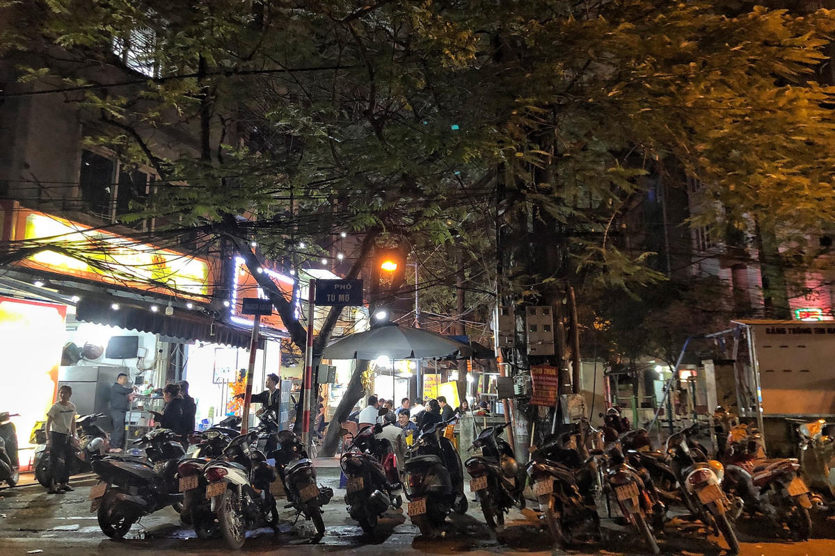 Vỉa hè Hà Nội bị lấn chiếm cả ngày lẫn đêm