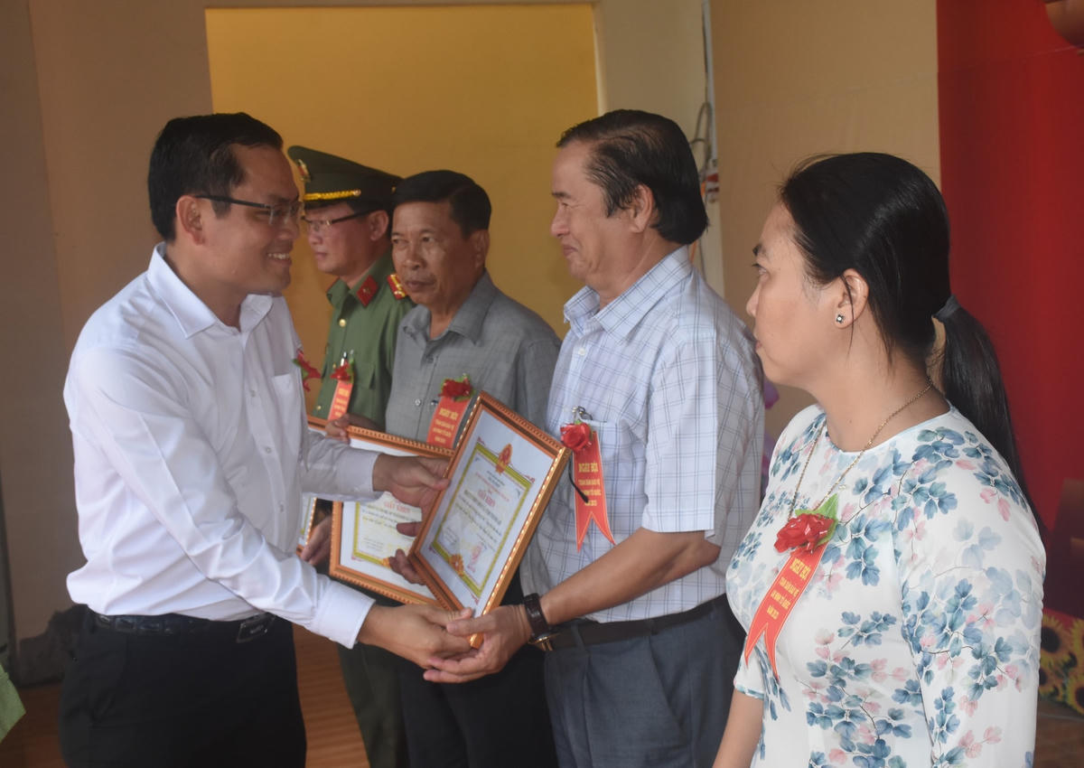 Bí thư Huyện uỷ Hồng Dân Ngô Vũ Thăng tặng Bằng khen cho các tập thể, cá nhân có thành tích trong phong trào toàn dân bảo vệ an ninh Tổ quốc.