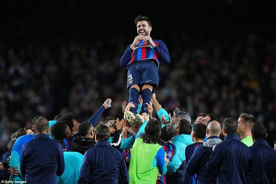 Các cầu thủ Barcelona tri ân Pique.