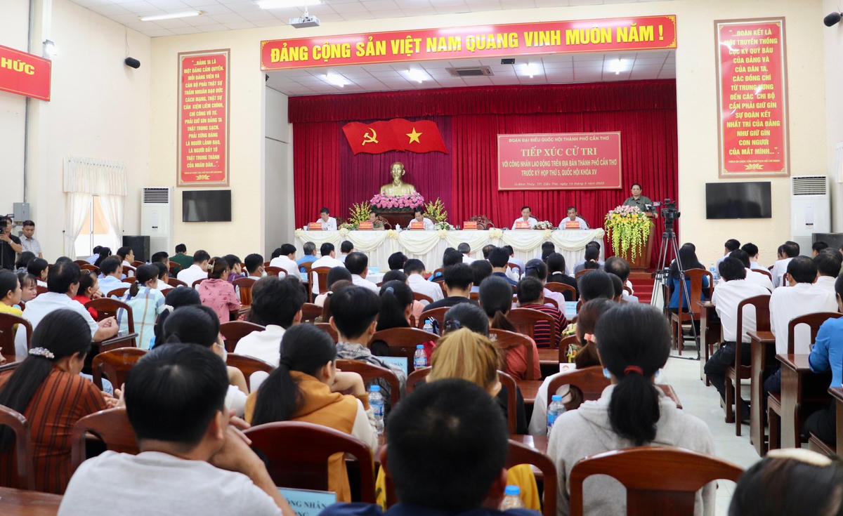 Quang cảnh buổi tiếp xúc cử tri.