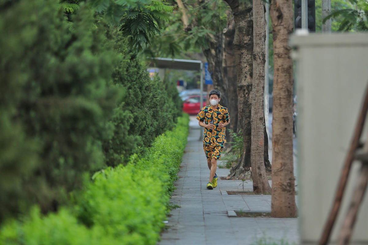 Theo đó, có 3 quận nội thành đề xuất sử dụng vỉa hè để kinh doanh gồm: Quận Hai Bà Trưng, đề xuất cho các tuyến phố Đại Cồ Việt - Trần Khát Chân, Lò Đúc, Ngô Thì Nhậm, Trần Xuân Soạn; Quận Đống Đa đề xuất sử dụng hè phố Hoàng Cầu, Nguyễn Lương Bằng; Quận Tây Hồ đưa ra phương án sử dụng hè phố Trịnh Công Sơn và Vũ Tuấn Chiêu.