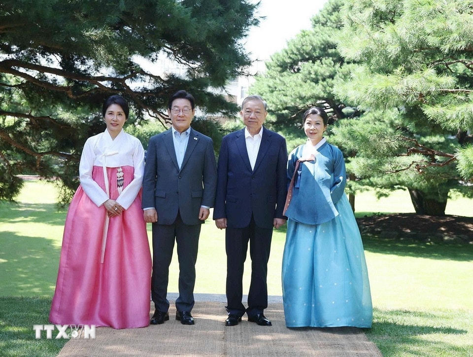 Tổng thống Hàn Quốc Lee Jae Myung và Phu nhân Kim Hye Kyung cùng Tổng Bí thư Tô Lâm và Phu nhân Ngô Phương Ly chụp ảnh chung. (Ảnh: Thống Nhất/TTXVN)