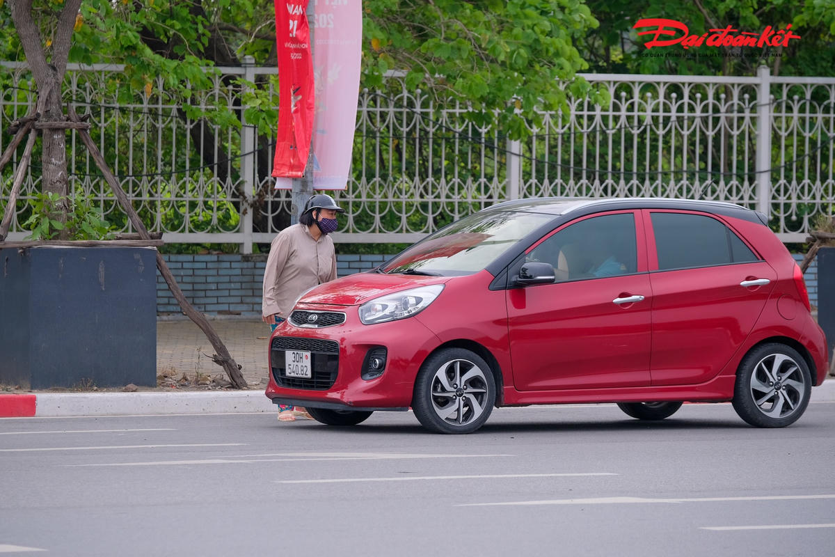 Anh Nguyễn Văn Sơn cho biết, là người hâm mộ bóng đá nước nhà, nhưng với mức giá của cặp vé khán đài A Và B cao quá mình từ chối luôn. “Không hiểu sao giá vé  do Ban tổ chức bán chỉ có vài trăm nghìn mà nay người hâm mộ phải bỏ ra hàng chục triệu đồng mới có thể vào xem”.