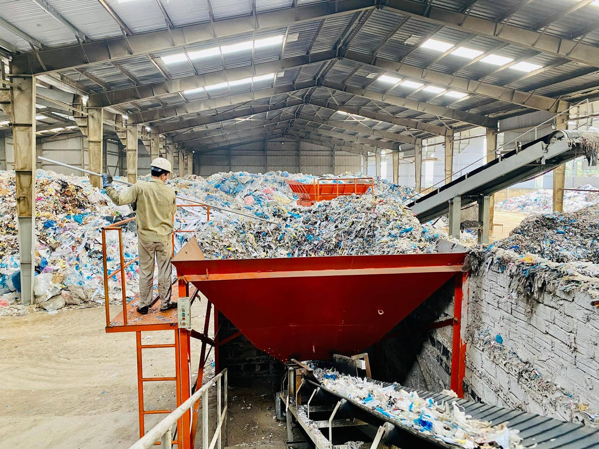 Chất thải rắn công nghiệp thông thường được thu gom và phân loại từ các nguồn khác nhau về kho chứa và đưa lên băng tải tự động chuyển đến lò nung clinker.