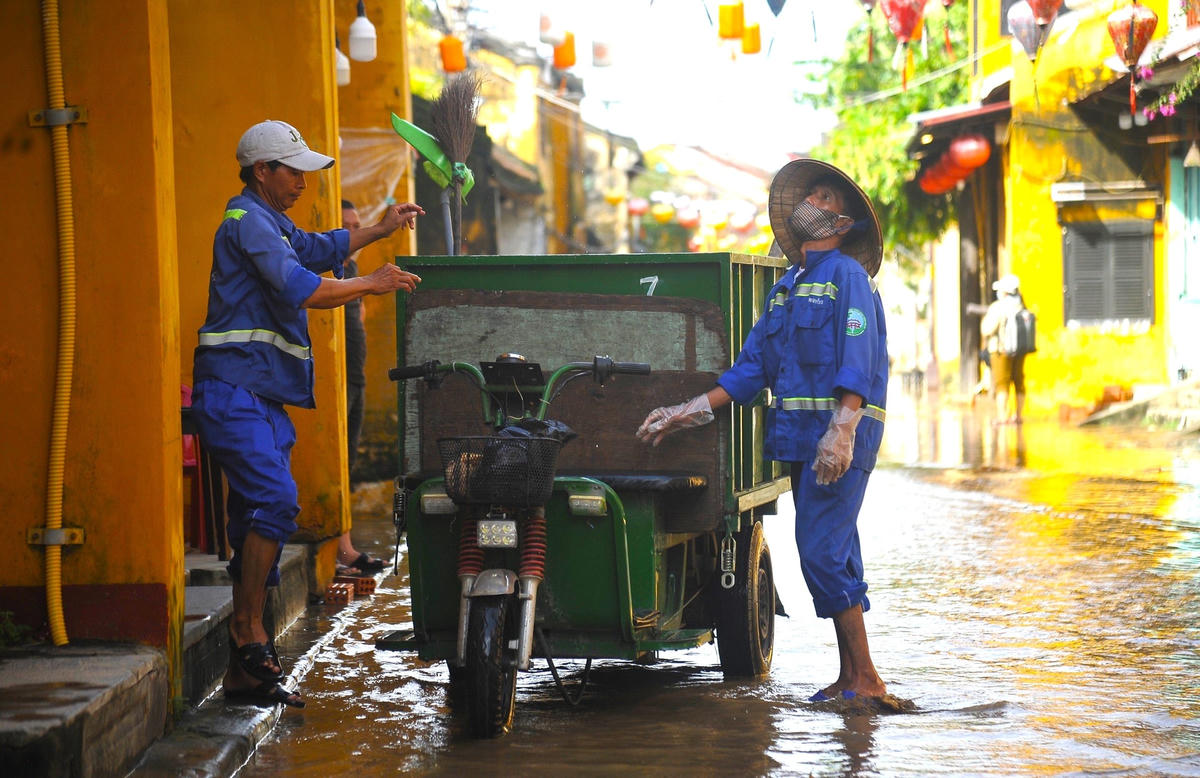Công nhân vệ sinh môi trường thu dọn rác thải ở đường Lê Lợi.