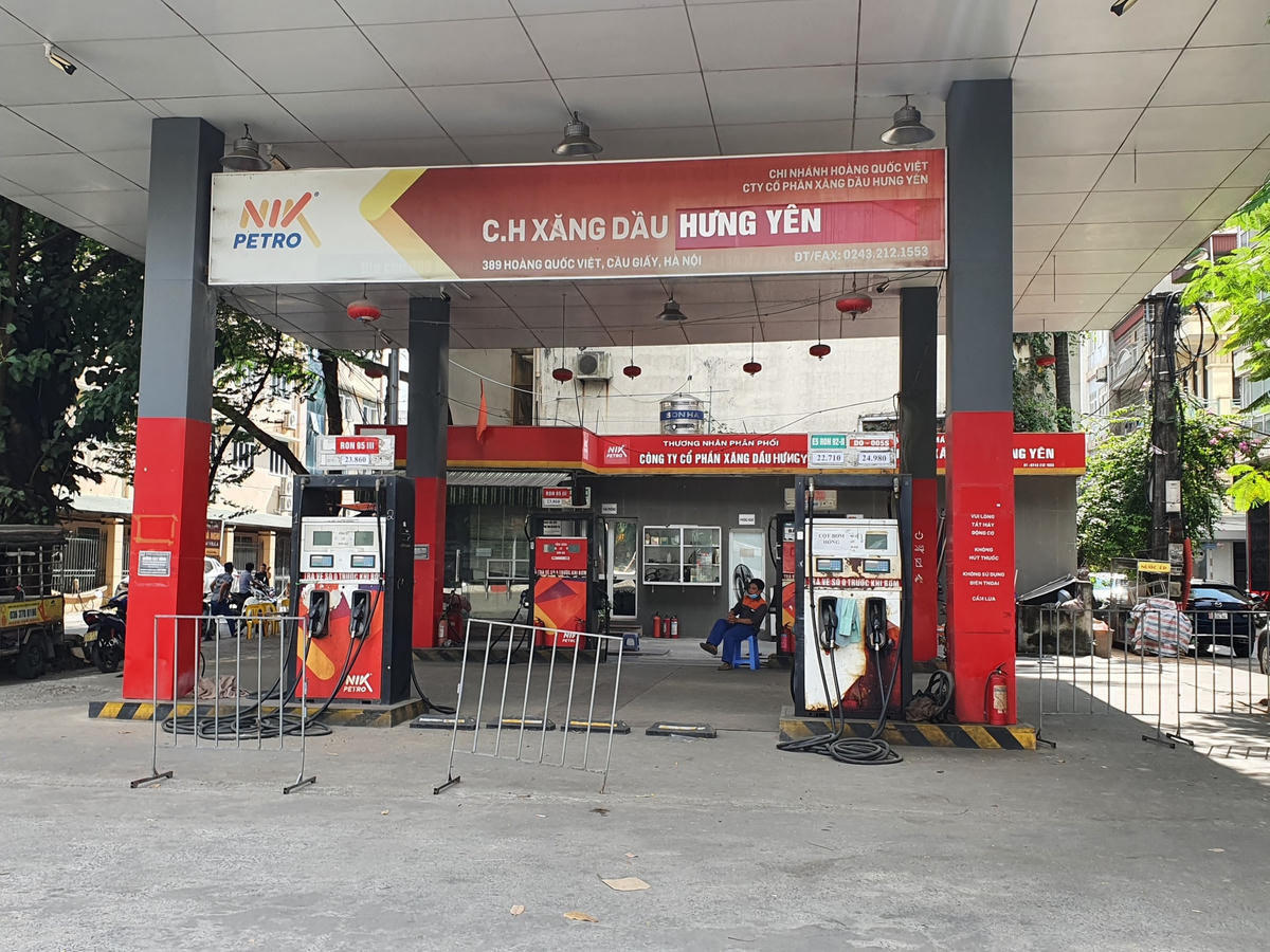 Trước đó, Bộ Công Thương đã có công văn hỏa tốc gửi các bộ ngành, UBND các tỉnh thành xin ý kiến về rà soát, đề xuất nội dung sửa đổi, bổ sung các quy định về kinh doanh xăng dầu.