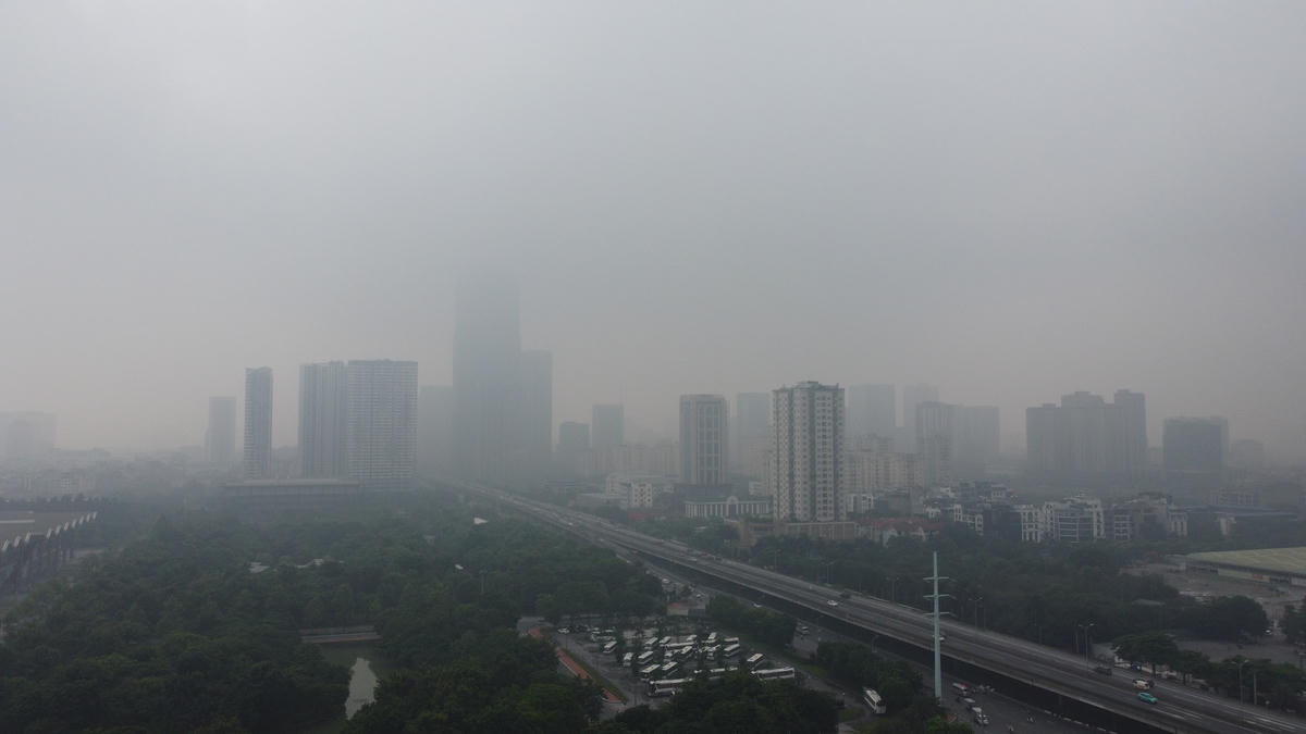 Nhiều ngôi nhà cao tầng chìm trong sương mù.