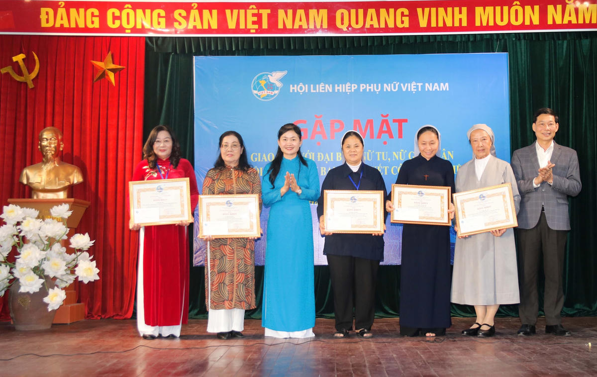 Phó Chủ tịch Trung ương Hội Liên hiệp Phụ nữ Việt Nam Tôn Ngọc Hạnh trao Bằng khen cho các tập thể, cá nhân có thành tích xuất sắc.