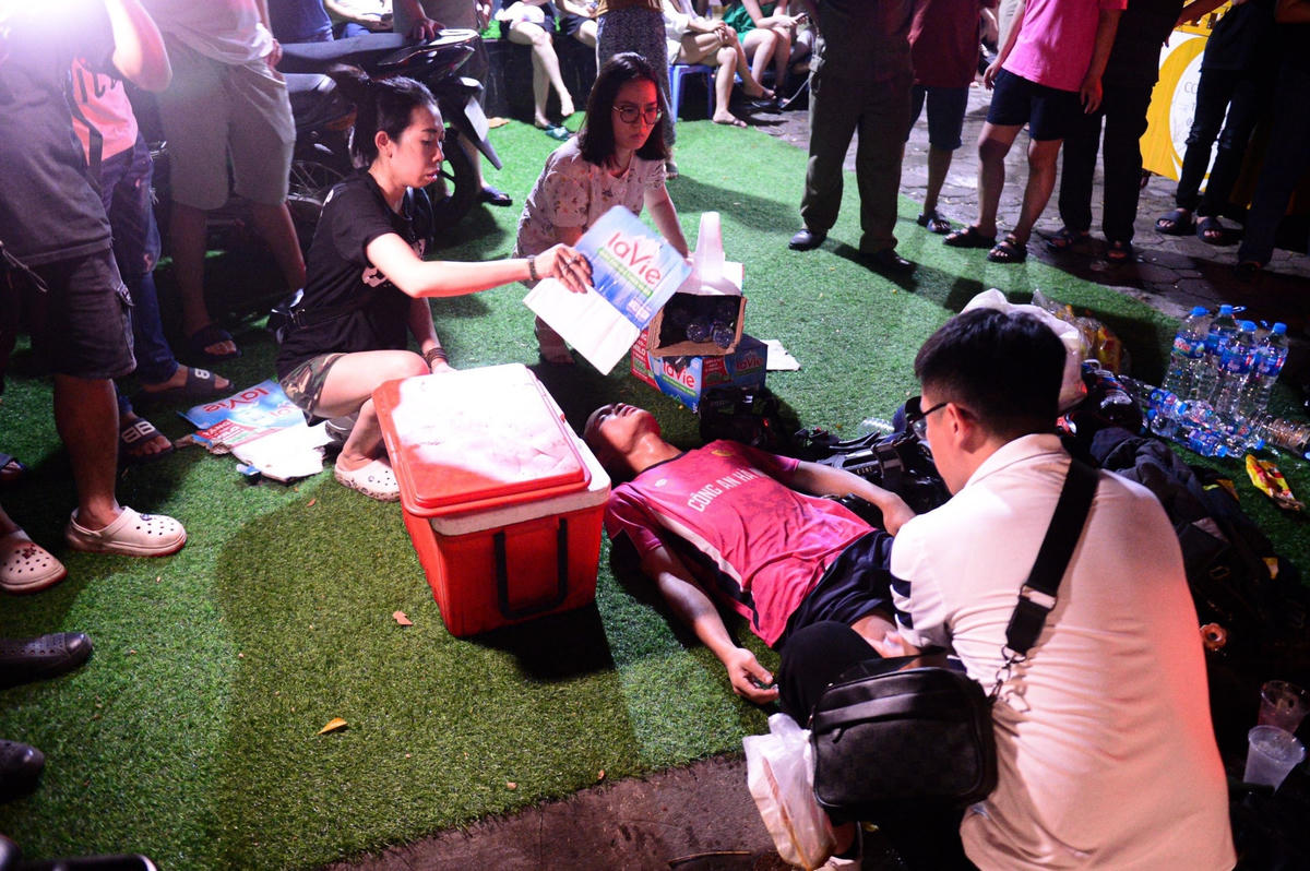 Nhiều chiến sĩ mệt mỏi sau thời gian dài dập lửa cứu nạn.