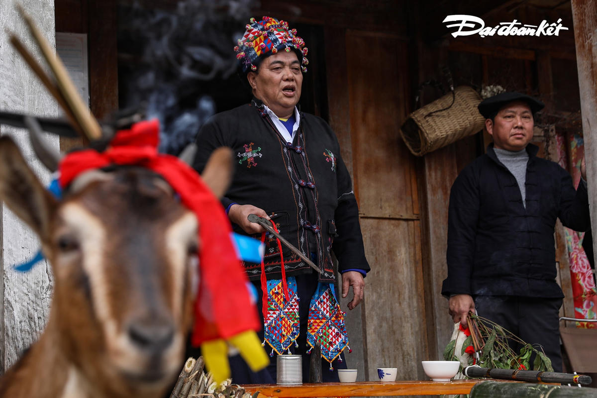 Trước hết thầy cúng thắp hương tại bàn thờ gia tiên, sau đó đặt giấy trúc, chén nước xuống một góc nhà để khấn xin. Tiếp theo thầy cúng bọc tờ giấy trúc lên chén nước, nếu nước trong chén không bị thấm hoặc đổ ra ngoài thì lễ xin phép mới linh nghiệm và lễ rửa làng mới thành công.