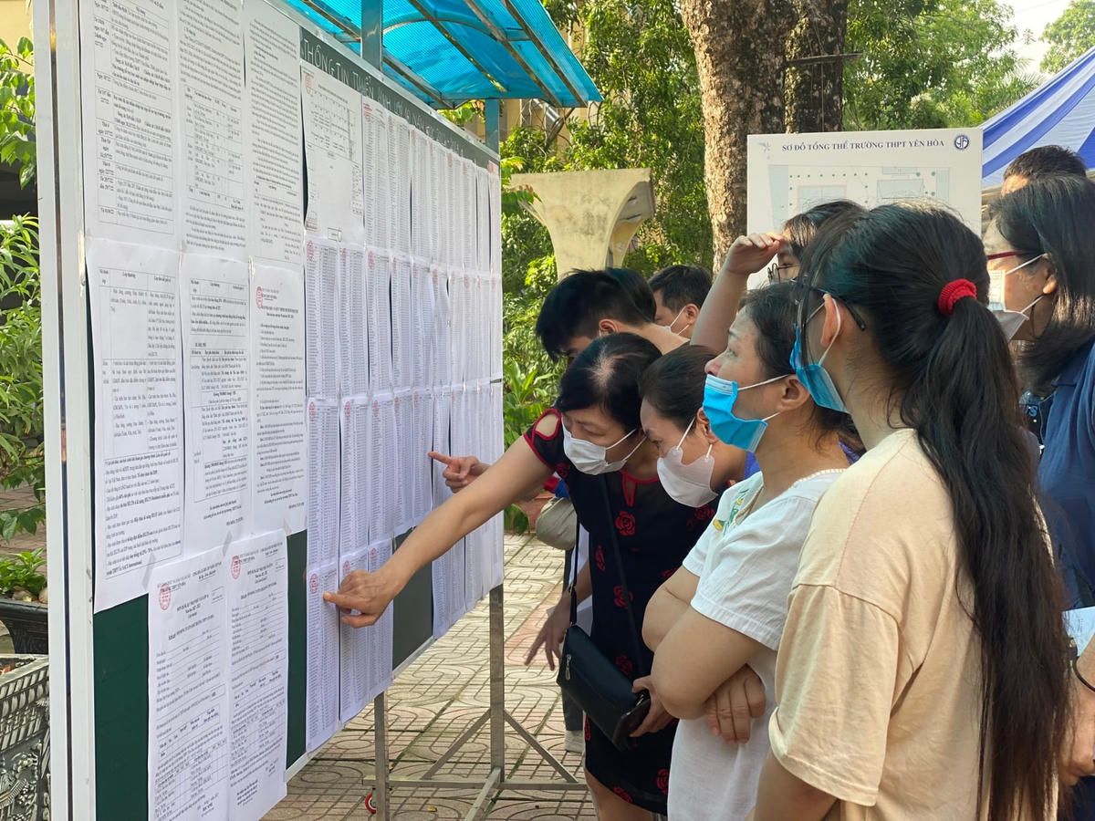 Thí sinh và phụ huynh xem danh sách học sinh trúng tuyến vào lớp 10 tại một trường THPT công lập tại Hà Nội.
