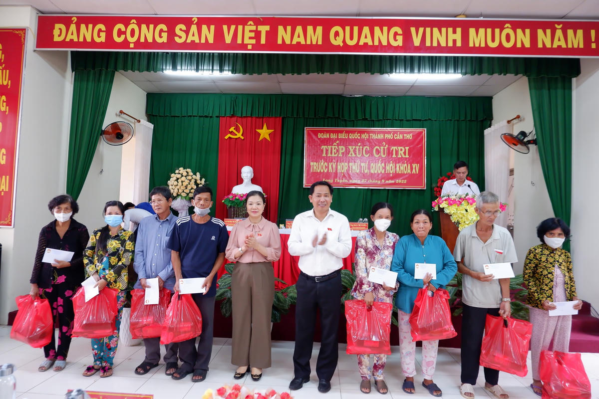 Tặng quà cho các hộ gia đình chính sách, hộ có hoàn cảnh khó khăn trên địa bàn phường Long Tuyền, quận Bình Thuỷ.