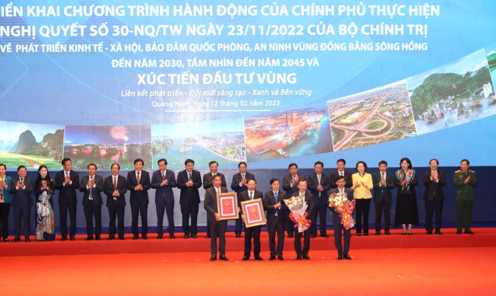 Phó Thủ tướng Chính phủ Trần Hồng Hà trao Quy hoạch tỉnh Quảng Ninh thời kỳ 2021-2030, tầm nhìn đến năm 2050; Quy hoạch chung TP Hạ Long đến năm 2040 cho lãnh đạo tỉnh Quảng Ninh và lãnh đạo TP Hạ Long.