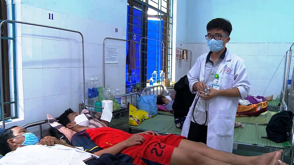 Bác sĩ đến thăm khám cho bệnh nhân mắc sốt xuất huyết.